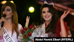ملكة جمال كردستان الاولى الى يمين الصورة