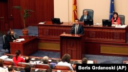 Premierul de la Skopje, Zoran Zeav, la tribuna principală a legislativului