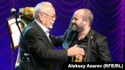 Популярный казахстанский киноактер Асанали Ашимов вручает Гран-при кинофестиваля «Евразия» режиссеру из Израиля Асафу Корману. Алматы, 19 сентября 2014 года. 