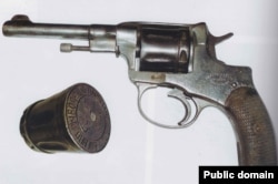 Револьвер і печатка Нестора Махна