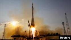 Старт ракеты-носителя с космодрома Байконур.