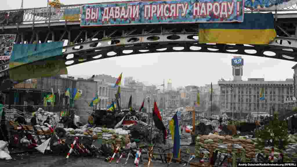 Antigovernment protesters build a new barricade on Instytuska Street in central Kyiv. (Andriy Dubchak)