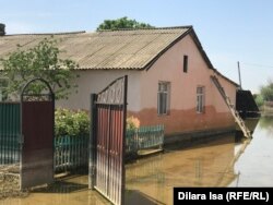 После наводнения уровень воды достигал двух метров, Оргебас, 12 мая 2020 года.