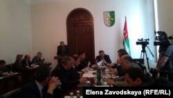 Сегодня на заседании правительства Абхазии было одобрено соглашение с правительством Южной Осетии, рассмотрен вопрос изменений в Положение о комитете по репатриации и дана лицензия госкомпании «Абхазвторресурсы» на вывоз лома цветных металлов