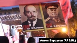Плакаты на митинге коммунистов в Новосибирске