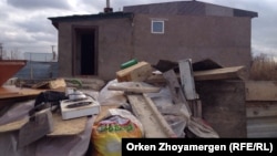 Вещи Зульфии Зайруллиной во дворе ее дома в день сноса. Астана, 21 октября 2014 года.