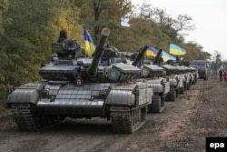 Українські військовослужбовці відводять танки недалеко від Маріуполя. 20 жовтня 2015 року