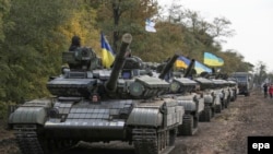 Українські військовослужбовці відводять танки недалеко від Маріуполя. 20 жовтня 2015 року 