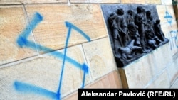 Očišćeni nacistički krstovi na antifašističkom spomeniku u Jajincima