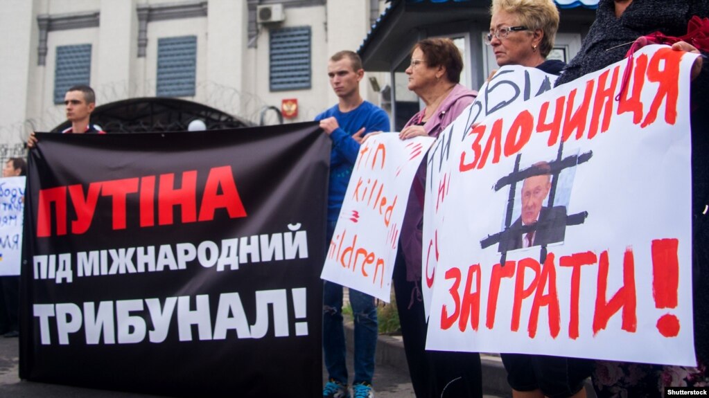 Акція під посольством Росії в Україні «Путін, за Іловайськ відповіси». Київ, 29 серпня 2018 року