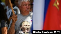 Un bărbat poartă un tricou cu portretul lui Vladimir Putin la întâlnirea anuală a rusofililor din Bulgaria, la scurt timp după ce un Nikolai Malinov, fost parlamentar socialist și lider al unor ONG-uri rusofile, a fost acuzat de spionaj în favoarea Rusiei. 