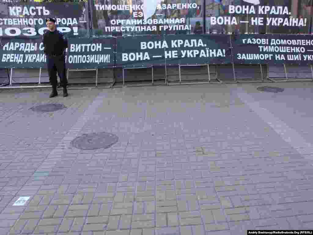 Зараз на Хрещатику перебувають представники прихильників і супротивників Тимошенко. Також чергують представники міліції, кількість яких збільшується.