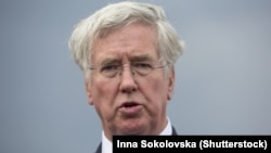 Arhiv resimi: Michael Fallon Jitomirdeki poligoda söz çıqqan vaqıtta, Ukraina, 11 avgust 2015 senesi