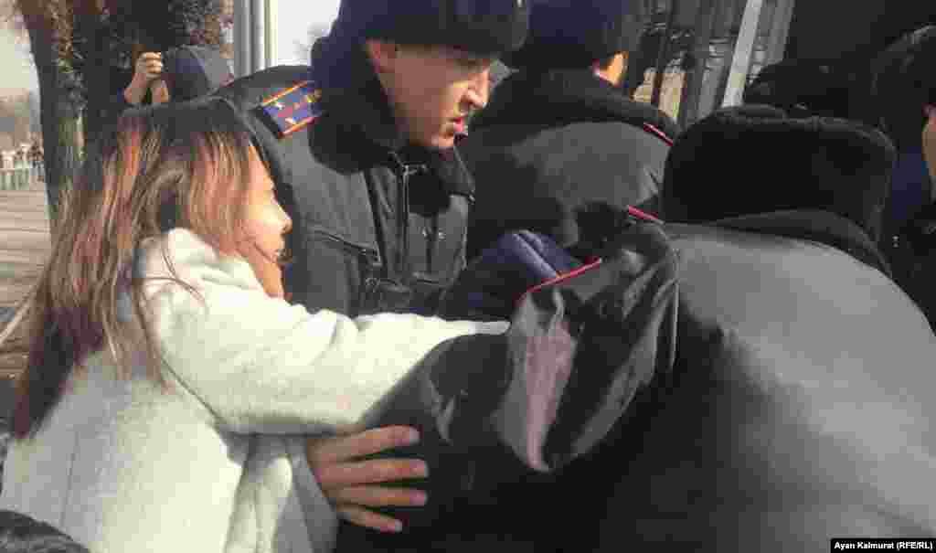 Алматыда полиция жоспарланған митингіге келгендердің бірін ұстап жатыр. ҚТД жетекшісі, бұрынғы банкир, шетте тұратын оппозициялық саясаткер Мұхтар Әблязов митинг орындарын алдын ала белгілеген. ҚДТ Қазақстан сотымен "экстремистік" деп танылып, қызметіне тыйым салынған. 2019 жылы Еуропарламент резолюциясында ҚДТ-ны "бейбіт оппозициялық ұйым" деп атаған.
