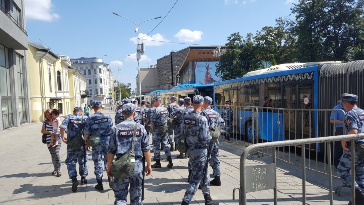 Военная прокуратура не стала отвечать на запрос юриста о том, почему в  Украину отправили Росгвардию