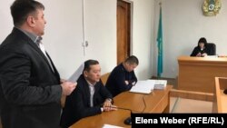 Қазақстанның бұрынғы премьер-министрі Серік Ахметов (ортада) сот залында отыр. Қарағанды, 25 қазан 2019 жыл.