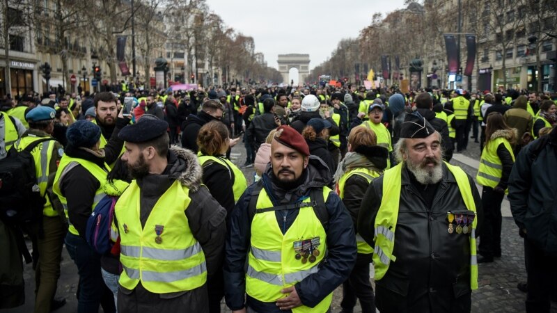Protestuesit përleshen me policinë në Paris