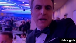 الکس رئوف‌اوغلو، خبرنگار رادیو اروپای آزاد در ضیافت خبرنگاران با دونالد ترامپ