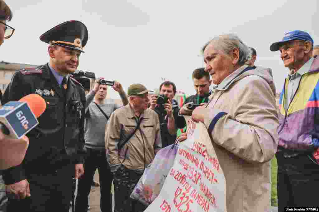 Падчас збору на пляцоўцы каля Акадэміі навук да ўдзельнікаў выйшаў падпалкоўнік міліцыі, які не прадставіўся. Ён сказаў, што акцыя і шэсьце&nbsp;несанкцыяваныя. Спачатку ўлады дазволілі шэсьце, пазьней арганізатары адклікалі заяўку, бо ня хочуць плаціць міліцыі больш як 5000 рублёў за ахову.