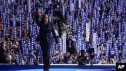 Kamala Harris na demokratskoj nacionalnoj konvenciji na kojoj je i zvanično prihvatila nominaciju i održala govor kao kandidatkinja Demokratske stranke za Bijelu kuću, Chicago, 22. avgusta, 2024.