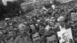 Мітынг супраць ГКЧП на плошчы Леніна ў Менску. 22 жніўня 1991 году. Фота Ўладзімера Кармілкіна