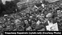 Мітынг супраць ГКЧП на плошчы Леніна ў Менску. 22 жніўня 1991 году. Фота Ўладзімера Кармілкіна