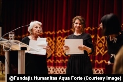 Nina Moica, pe scena Ateneului Român, pe 19 noiembrie 2025, atunci când volumul de interviuri pe care le-a acordat scriitorilor Alin Mureșan și Clara Mareș a luat premiul Monica Lovinescu 2025. Spectatorii au aplaudat-o minute în șir, impresionați de povestea ei.