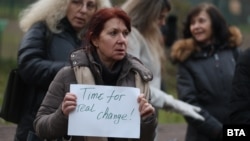 Протестираща във вторник пред бТВ държи плакат с надписа "Време за истинска промяна", подобен на този върху чашата на Мария Цънцарова, 23 декември 2025 г.