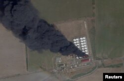 Satelitski snimak prikazuje dim i vatru iz skladišta nafte u ruskom okrugu Kamenski u Rostovskoj oblasti 28. avgusta 2024.. Ukrajina je 29. avgusta potvrdila da je izvela napad dronom.