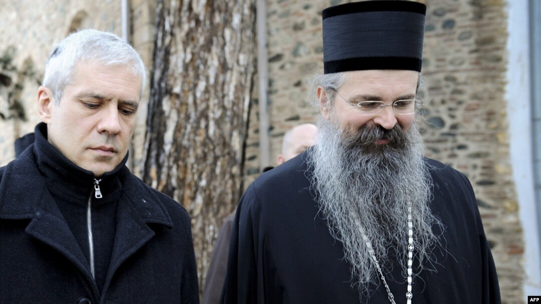 Predsjednik Srbije Boris Tadić i vladika Teodosije u manastiru Visoki Decani za pravoslavni Božić u januaru 2009.
