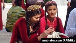 Türkmen gyzlary.