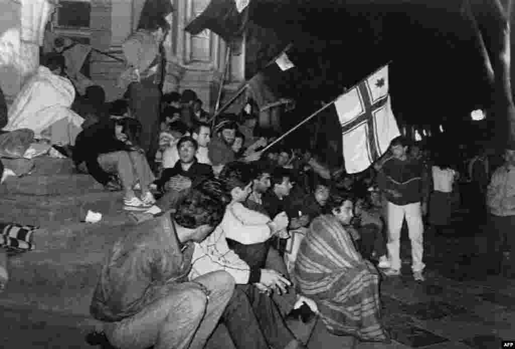 К апрелю протестное движение сильно расширилось. Группа демонстрантов на проспекте Руставели в Тбилиси 8 апреля 1989 года.