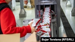 Një punëtore në një fabrikë të patatinave në Kosovë. Fotografi nga arkivi.