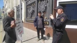 Рустаму Усманову не дали провести одиночный пикет возле узбекского посольства в Москве