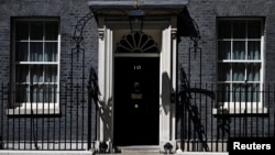 Nu este clar dacă atacul cibernetic a inclus și telefoanele mobile ale premierilor britanici, dar o sursă care știe despre breșă chineză de spionaj a declarat că aceasta a ajuns „chiar în inima Downing Street”.