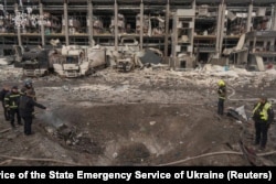 Вирва після російського удару по логістичному центру супермаркету Novus. Унаслідок атаки загинули четверо водіїв постачальників супермаркету, які прибули для вивантаження товарів. Ще п’ятеро отримали поранення