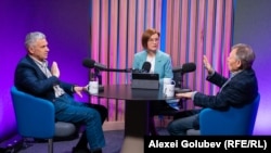 Eugenia Crețu, autoarea podcastului „Dincolo de știri”, alături de analiștii Nicolae Negru (dreapta) și Igor Boțan (stânga), în studioul Europei Libere de la Chișinău.