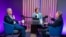 Eugenia Crețu, autoarea podcastului „Dincolo de știri”, alături de analiștii Nicolae Negru (dreapta) și Igor Boțan (stânga), în studioul Europei Libere de la Chișinău.