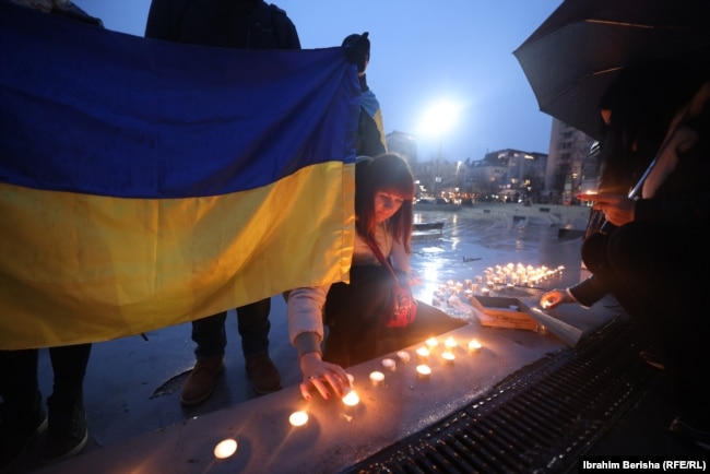 Në protestën në Prishtinë të pranishmit ndezën qirinj.