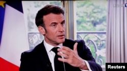 Відповідаючи на питання про підготовку українських пілотів на французьких військових літаках, в інтерв’ю французькому телебаченню TF1 Макрон сказав, що «немає заборон».