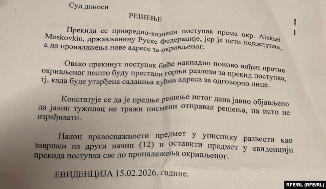 Pjesë e vendimit të gjykatës që REL e ka parë, që tregon se procedurat kundër Moskovkin po pezullohen sepse ai nuk është i disponueshëm për autoritetet serbe.