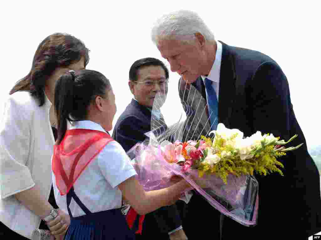 Бывший президент США Билл Клинтон прибыл в Северную Корею. По сообщениям СМИ, он проведет переговоры об освобождении двух американских журналисток, приговоренных к 12 годам заключения