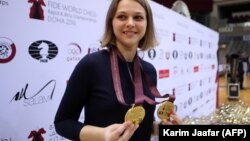 Ганна Музычук пасьля перамогі на чэмпіянаце сьвету ў 2016 годзе