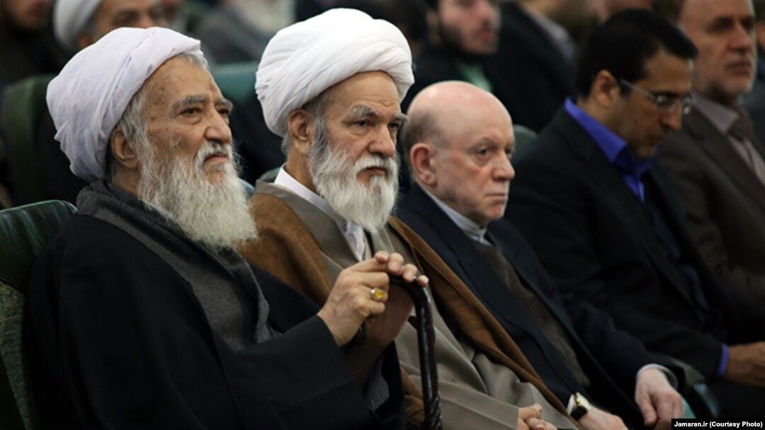 محمدعلی موحدی کرمانی، دبیر کل جامعه روحانیت مبارز، نفر اول از سمت چپ.