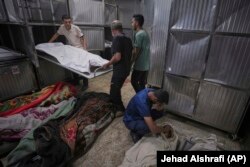 Kufoma të palestinezëve që u vranë teksa po shkonin në një qendër për shpërndarjen e ndihmave, duke u përgatitur për varrosje, në morgun e spitalit Shifa.