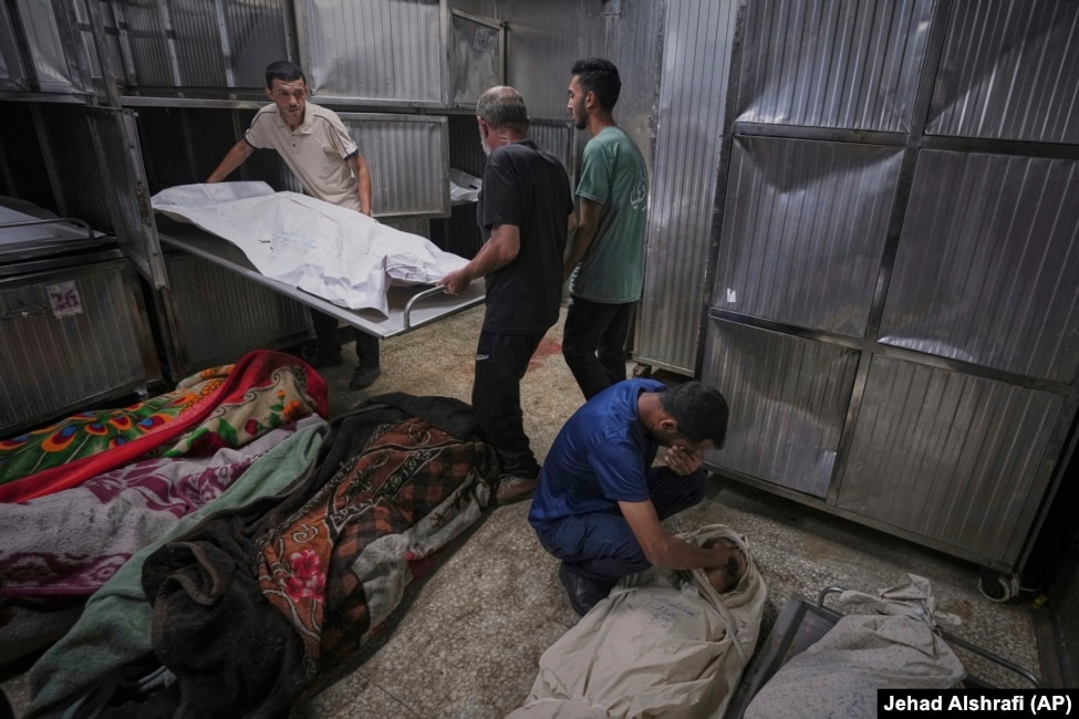 Kufoma të palestinezëve që u vranë teksa po shkonin në një qendër për shpërndarjen e ndihmave, duke u përgatitur për varrosje, në morgun e spitalit Shifa.