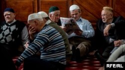 Кырымтатарлар Акмәчетнең Кебир мәчетендә җомга намазында (архив фотосы)