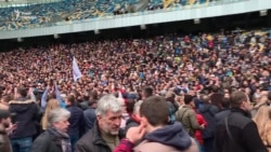 Тисячі прихильників Порошенка прийшли на НСК «Олімпійський» – відео