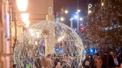 People visit the Christmas market in Debrecen, Hungary.&nbsp;