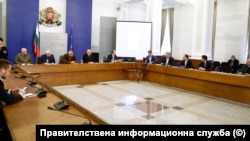 4 април 2020 г. Премиерът Борисов слуша представителите на IT компаниите, които представят мобилната си апликация.
